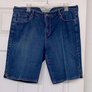 Levi’s Classic Denim Shorts Longer Length 9” Sz 16